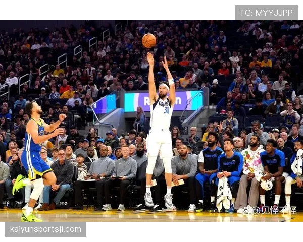 克莱·汤普森三分出手频繁拉开防线提升勇士进攻空间