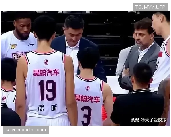 拉人犯规的判罚标准与裁判执法原则解析