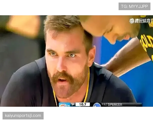 进攻犯规判定要点：主动推搡与阻挡的裁判标准